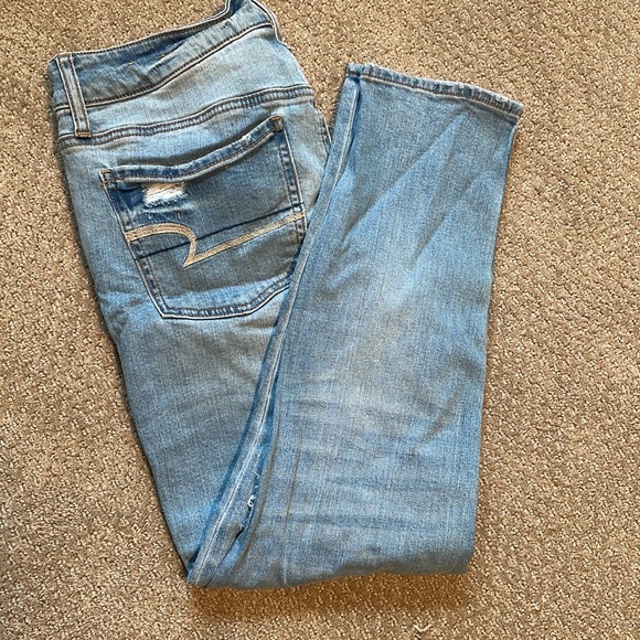 AEO distressed tomgirl jeans - Picture 2 of 3